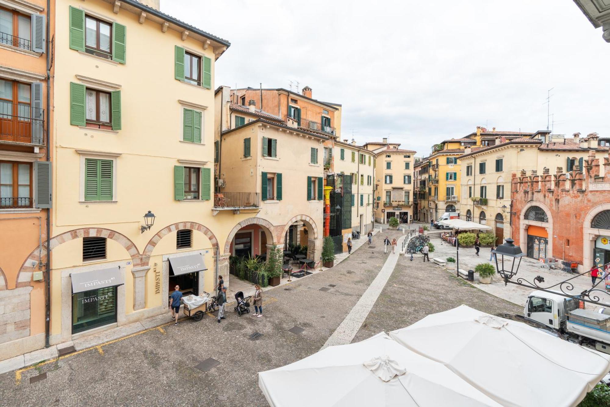 Palazzo Biasini By Postcardsfrom Hotell Verona Exteriör bild